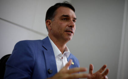 flavio-bolsonaro-promete-reduzir-idade-para-ter-cnh-para-16-anos-se-eleito