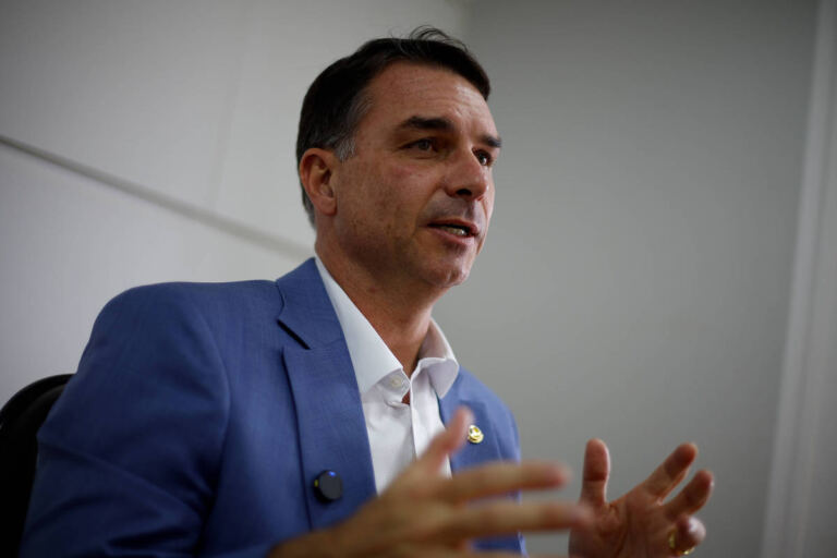 flavio-bolsonaro-promete-reduzir-idade-para-ter-cnh-para-16-anos-se-eleito