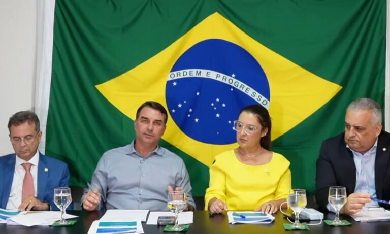 flavio-bolsonaro-quer-liberar-cnh-a-partir-dos-16-anos
