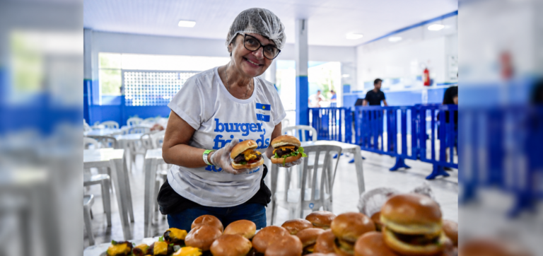 ‘hamburgada-na-rua’:-acao-social-distribui-800-hamburgueres-e-servicos-gratuitos-a-pessoas-em-situacao-de-rua