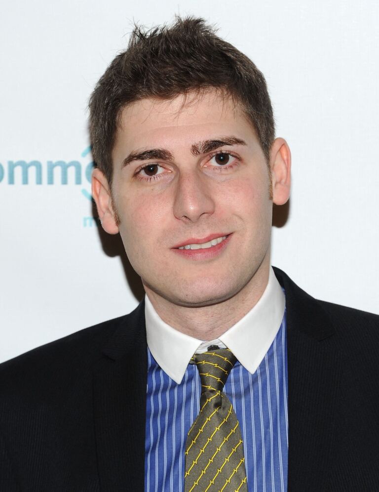 eduardo-saverin-entra-no-grupo-de-donos-do-liverpool-ao-lado-de-jeff-bezos