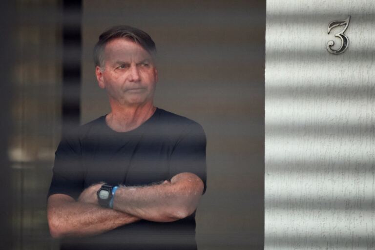 bolsonaro-pede-a-moraes-autorizacao-para-consulta-com-dentista-casada-com-flavio