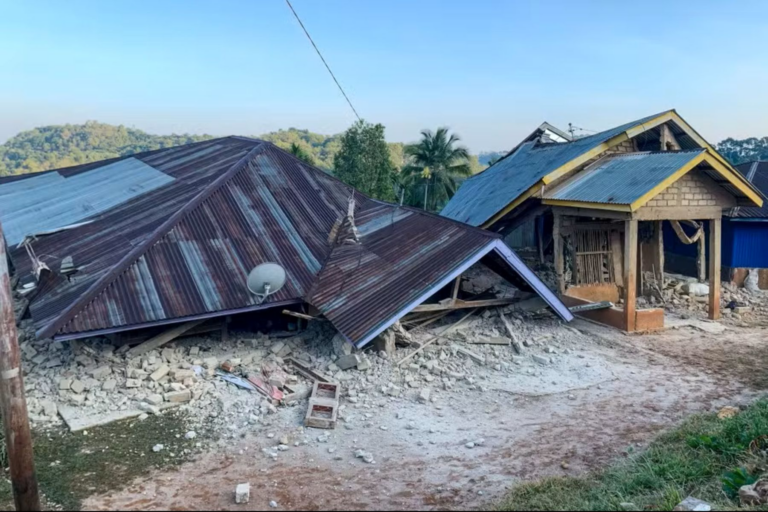 38-pessoas-morrem-em-terremoto-de-magnitude-7,7-no-leste-da-indonesia;-veja-videos