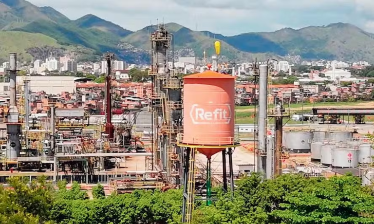 demitidos-da-refit-cobram-r$-5,9-milhoes-em-rescisoes,-mas-audiencia-so-sera-em-outubro