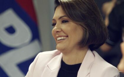 michelle-bolsonaro-registra-candidatura-ao-senado-com-irmao-como-suplente