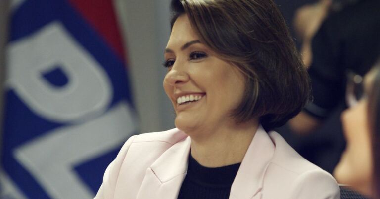 michelle-bolsonaro-registra-candidatura-ao-senado-com-irmao-como-suplente