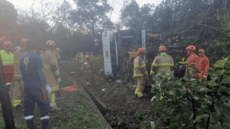 tombamento-de-onibus-deixa-oito-mortos-e-interdita-trecho-da-br-040-em-petropolis