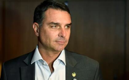 flavio-bolsonaro-e-vaiado-por-tropa-do-bope-em-cerimonia-no-rio